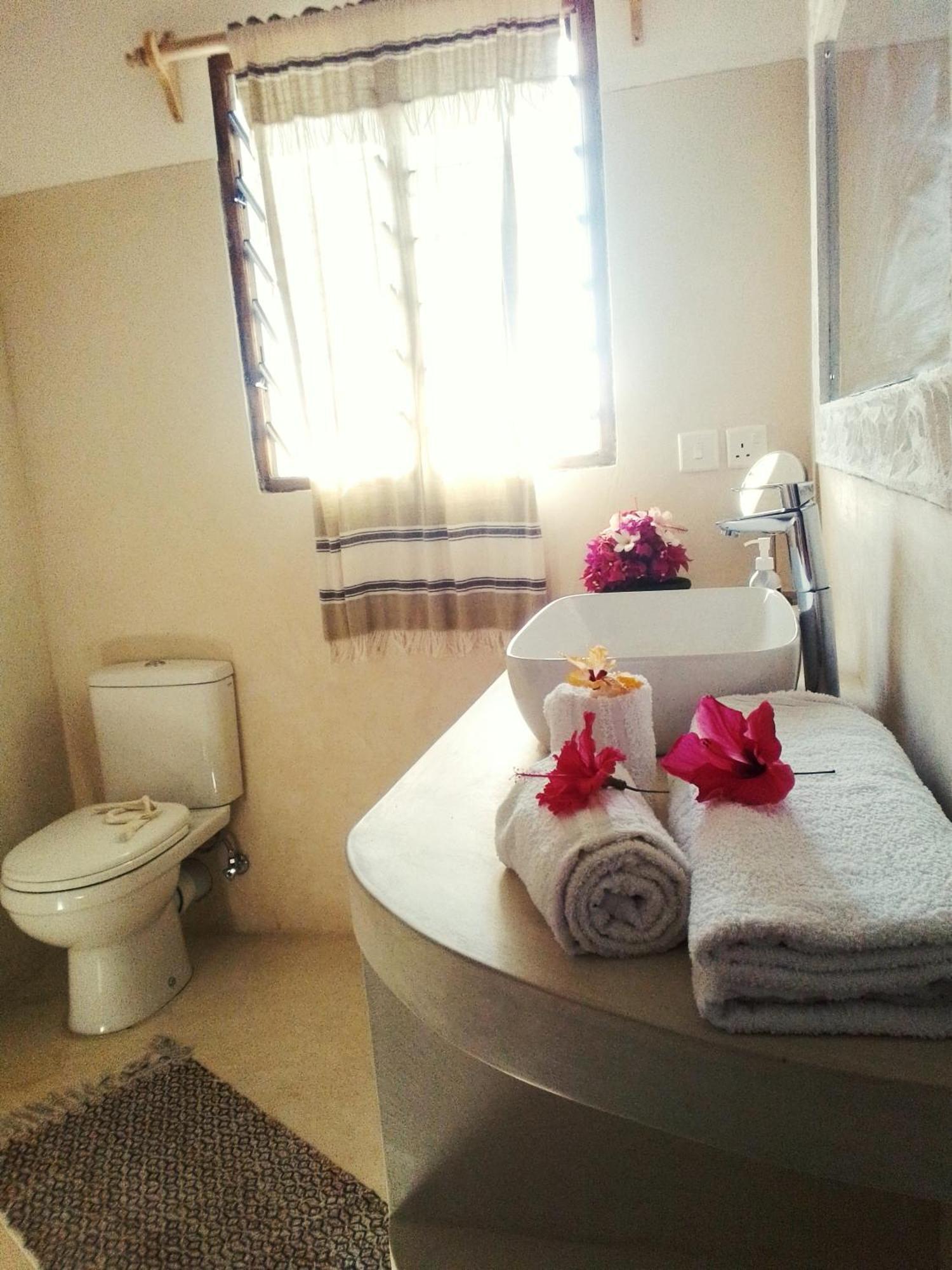 Shira House Bed & Breakfast Watamu Exterior photo