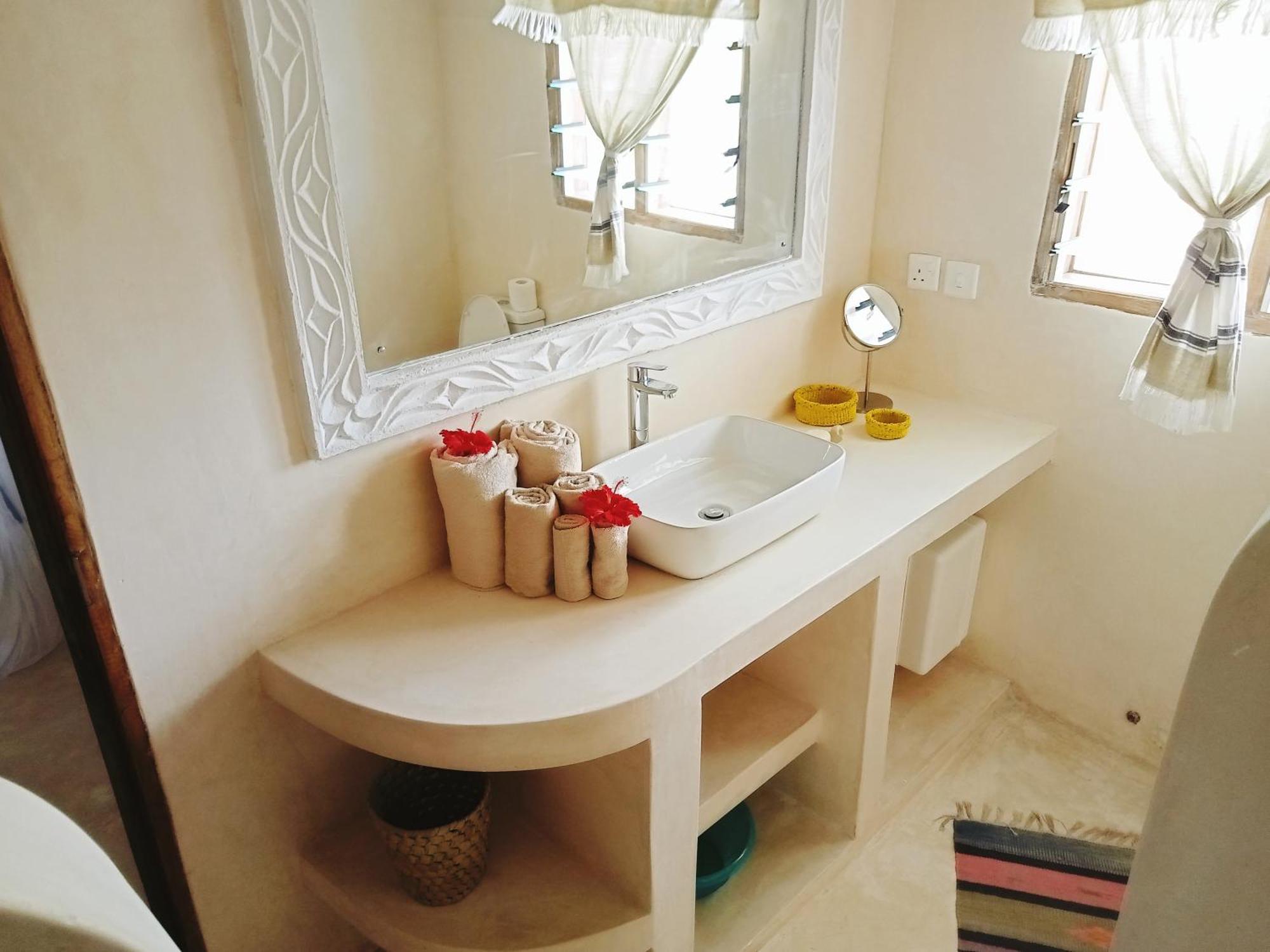 Shira House Bed & Breakfast Watamu Exterior photo
